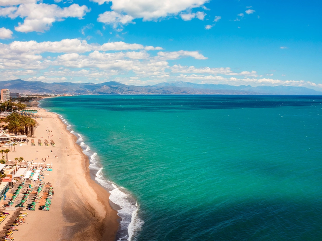 Trade Snow Boots for Sand: Why More Canadians Are Choosing Longer Winter Getaways