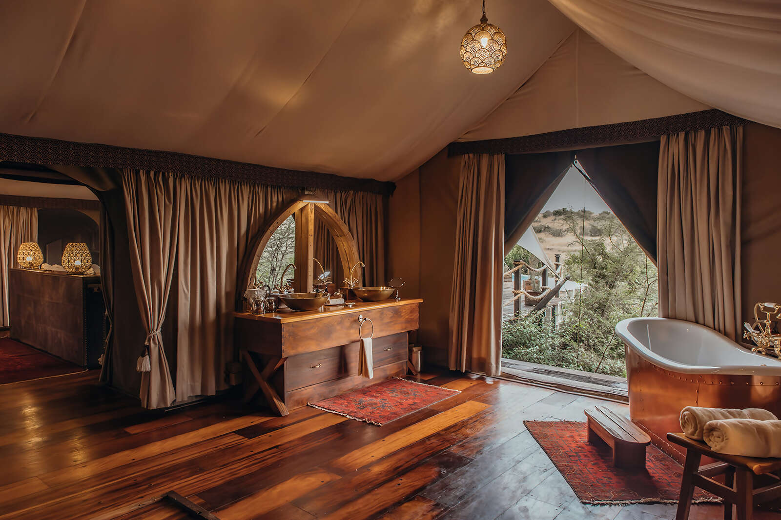 09Great-Plains-Sambuk-Suite-at-Mara-Nyika-bathroom.jpg