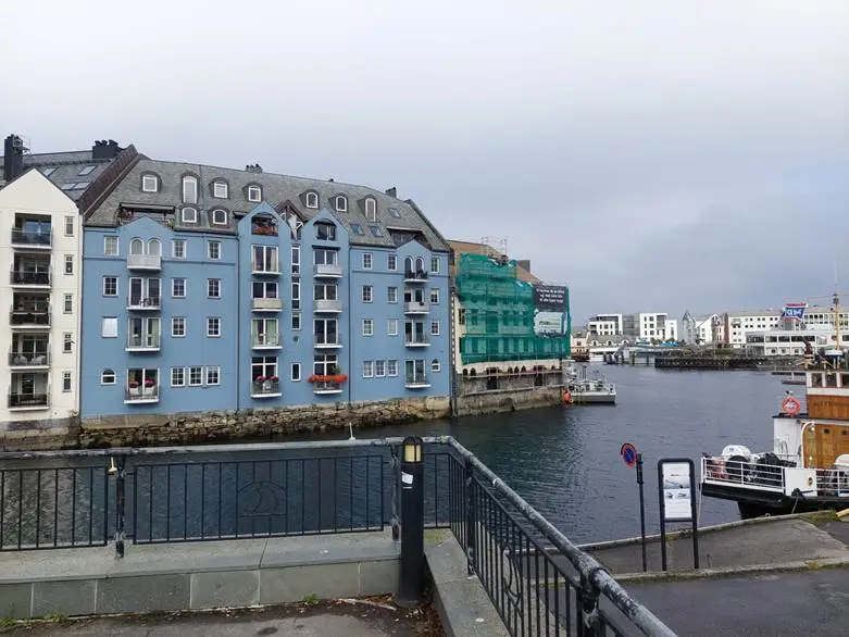 buildings right on the edge of the water