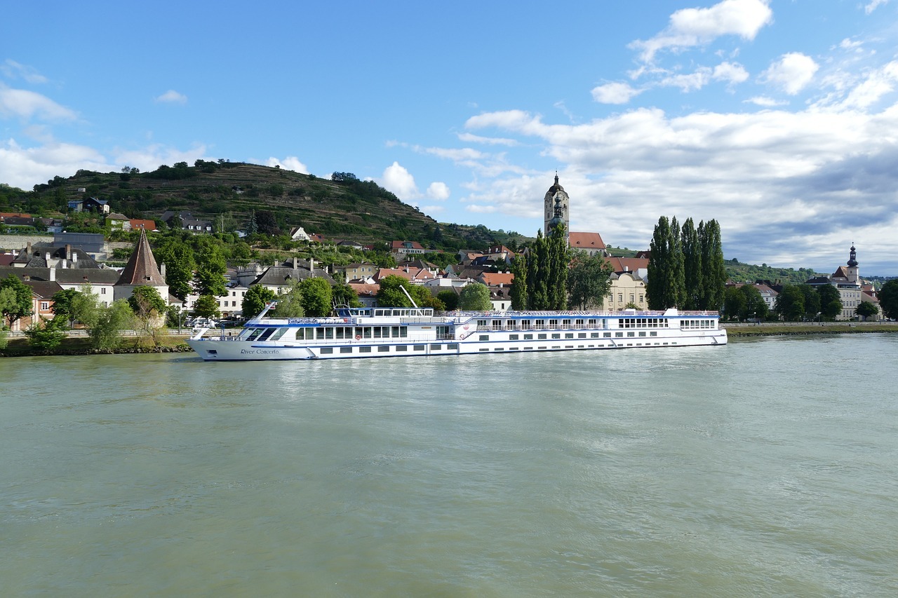 Who is Riviera River Cruises?