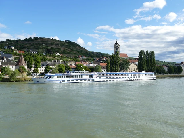 Who is Riviera River Cruises?