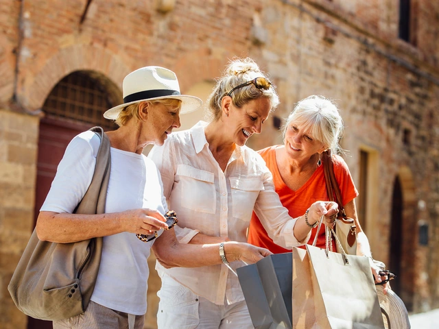 HOMEPAGE_Who-We-Are_2_Women-Shopping-Italy.jpg