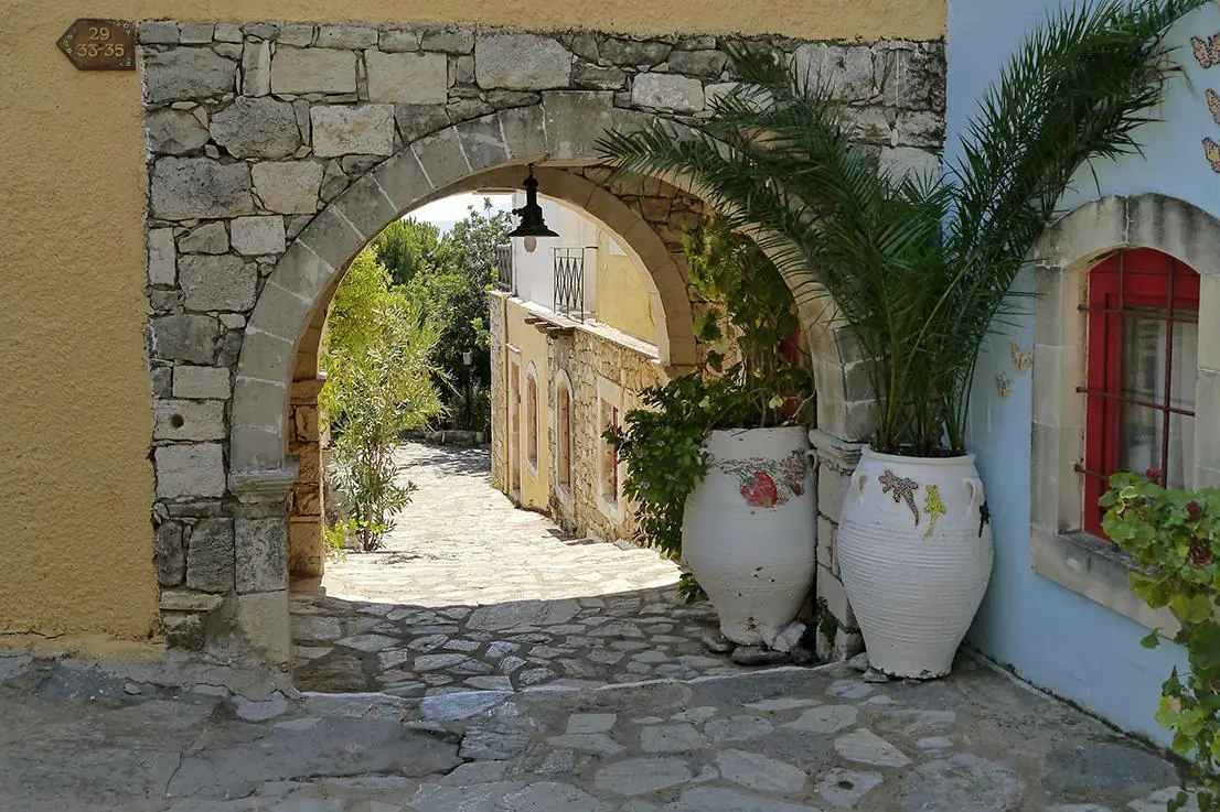 Palace of Knossos & The Village of Arolithos