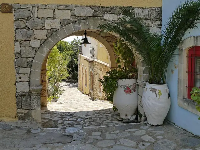 Palace of Knossos & The Village of Arolithos