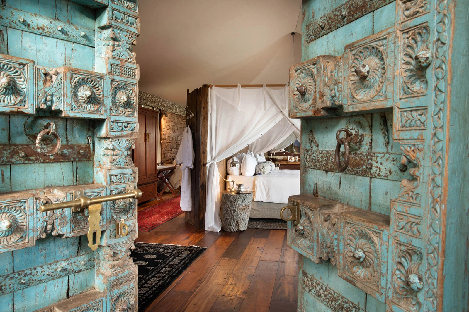 06Great-Plains-Zanji-Suite-at-Tembo-Plains-bedroom-entrance.jpg