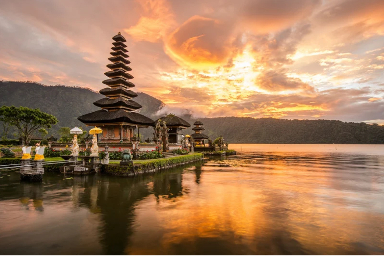 Solo‑ish Bali: 10‑Day Temples, Waterfalls & Island Adventure
