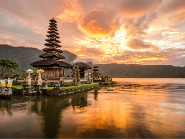 Solo‑ish Bali: 10‑Day Temples, Waterfalls & Island Adventure