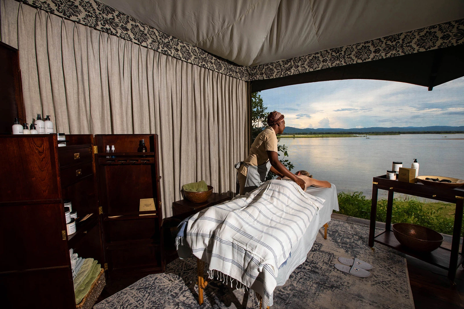 14Great-Plains-Zanji-Suite-at-Tembo-Plains-spa-treatment.jpg