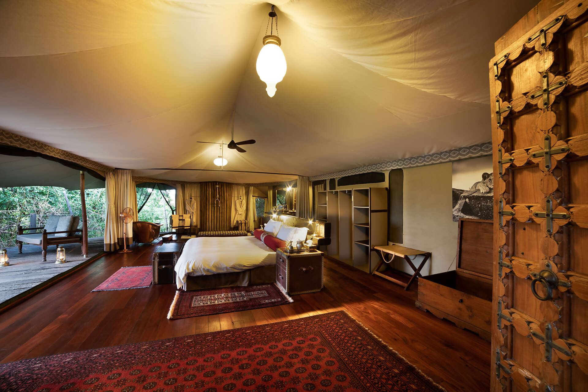 06Great-Plains-Jahazi-Suite-at-Mara-Plains-bedroom-entrance.jpg