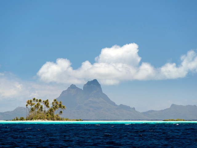 5 Places to Go Island Hopping in Tahiti