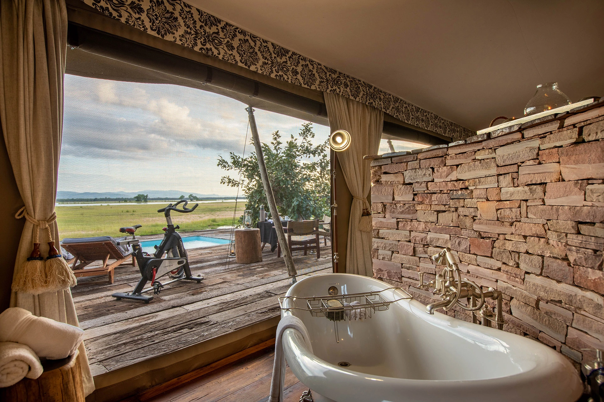 08Great-Plains-Tembo-Plains-Camp-guest-suite-bathroom.jpg