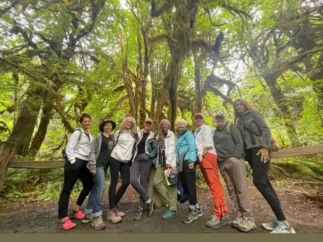 women-hiking02.jpg