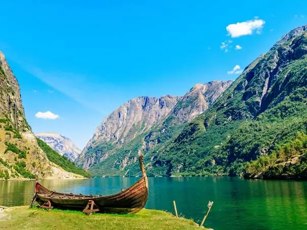 A boat on the shore of a lake

AI-generated content may be incorrect.