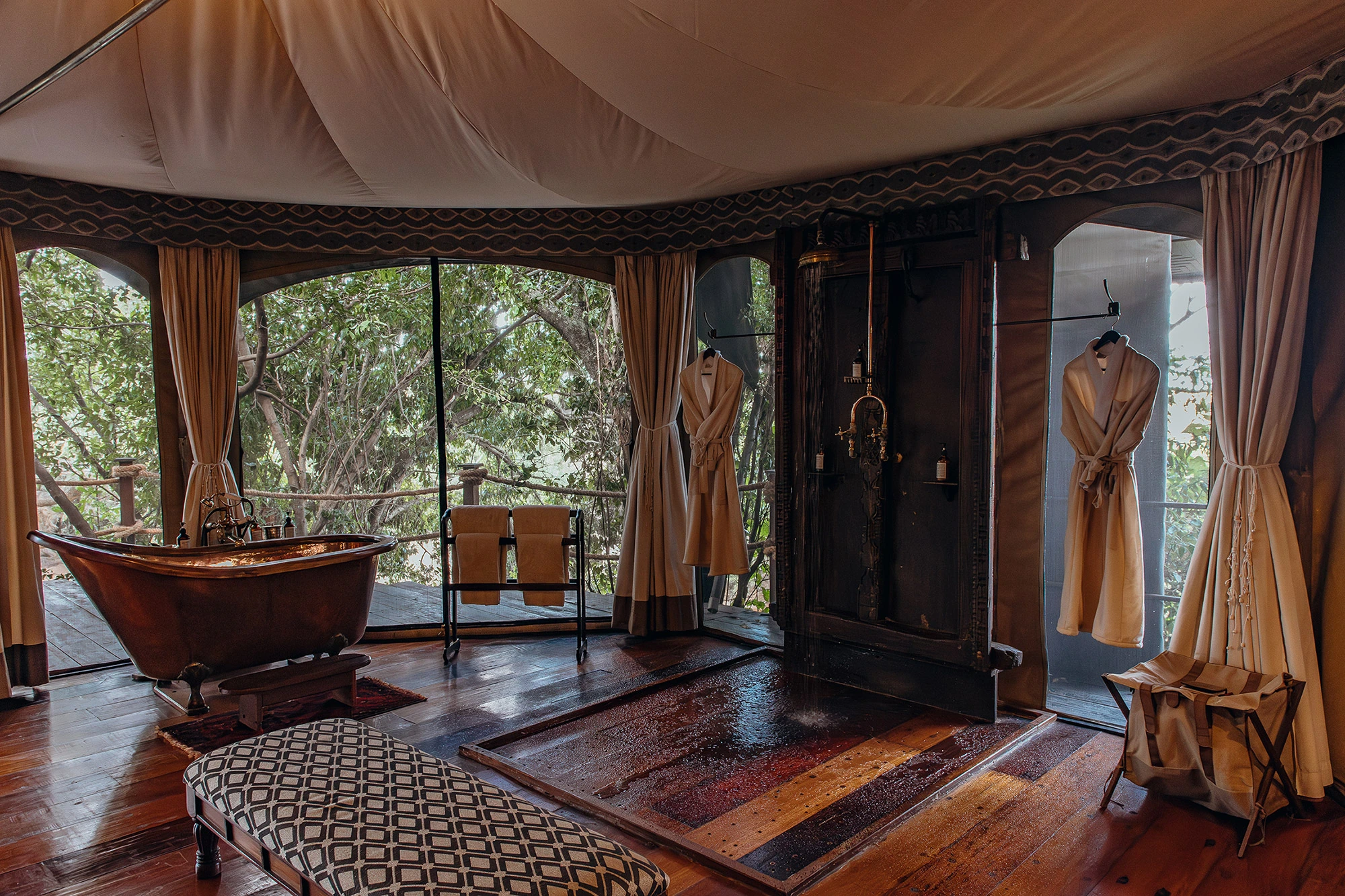 07Great-Plains-Mara-Plains-Camp-bathroom-copper-bath.jpg