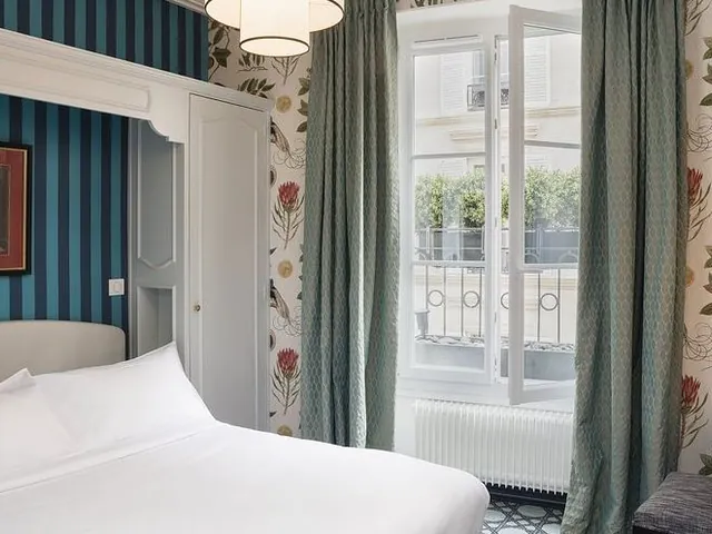 Savings of up to 24% on select Paris hotels during peak summer travel with Bedsonline