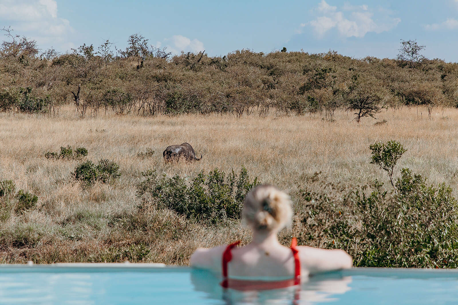 11Great-Plains-Sambuk-Suite-at-Mara-Nyika-pool-with-guest.jpg