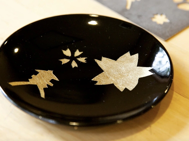 Renowned Jeweler Tiffany Helping to Preserve Japan's Gold Leaf Art Techniques as a Cultural Treasure