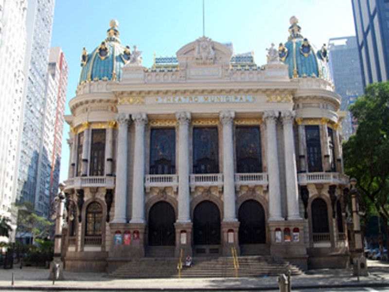 Discover fascinating places on the Historic Walking Tour of Downtown Rio