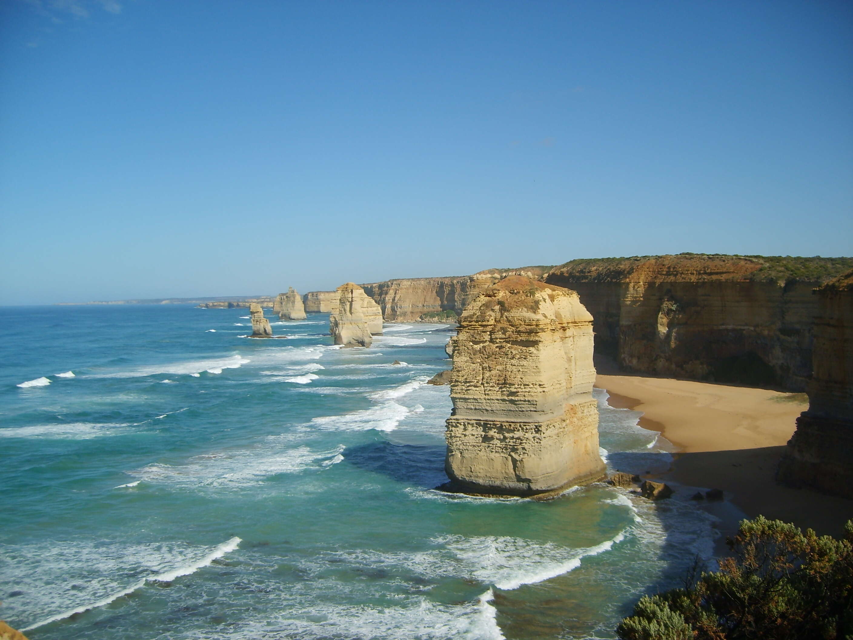 See the Breathtaking Coastline of Australia on a Great Open Road Tour