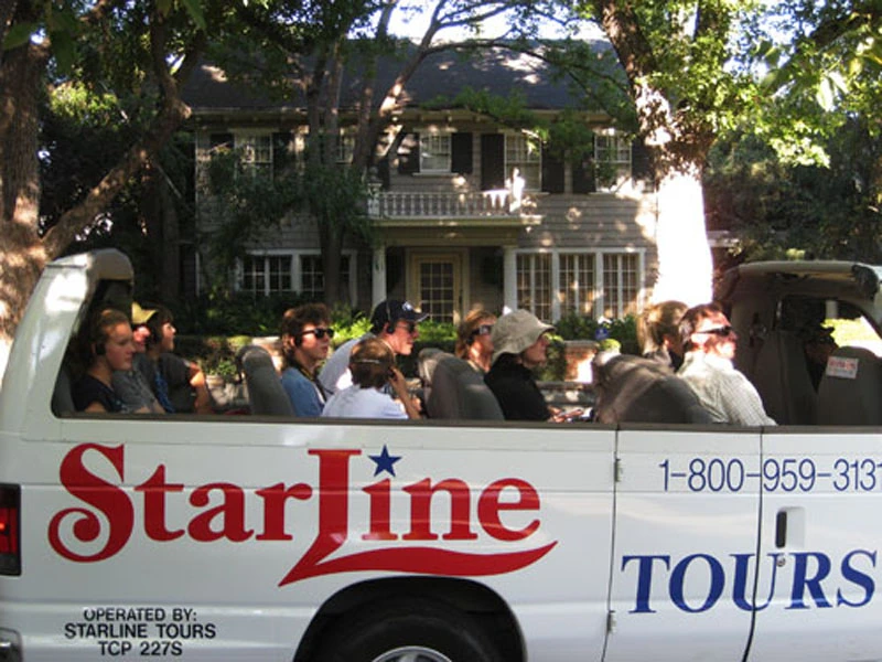 Spot a Celebrity on a Movie Stars’ Homes Tour