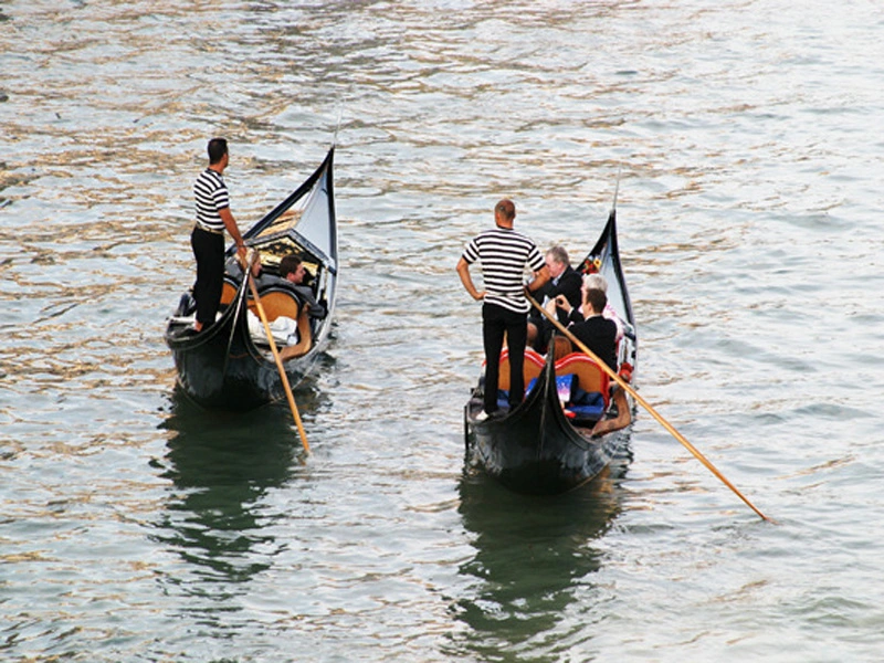 Renew Your Wedding Vows on a Venetian Gondola Trip