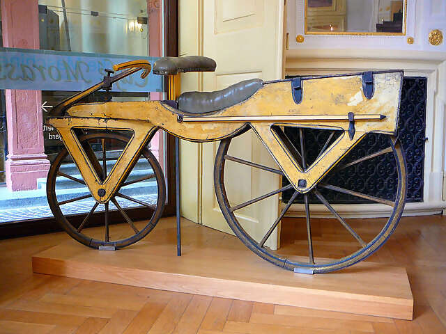 640px-Draisine_or_Laufmaschine,_around_1820._Archetype_of_the_Bicycle._Pic_01.jpg