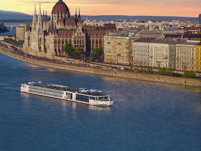 ship_in_Budapest_Sunset.jpg