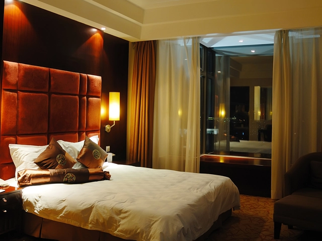 Luxury Hotels & Resorts