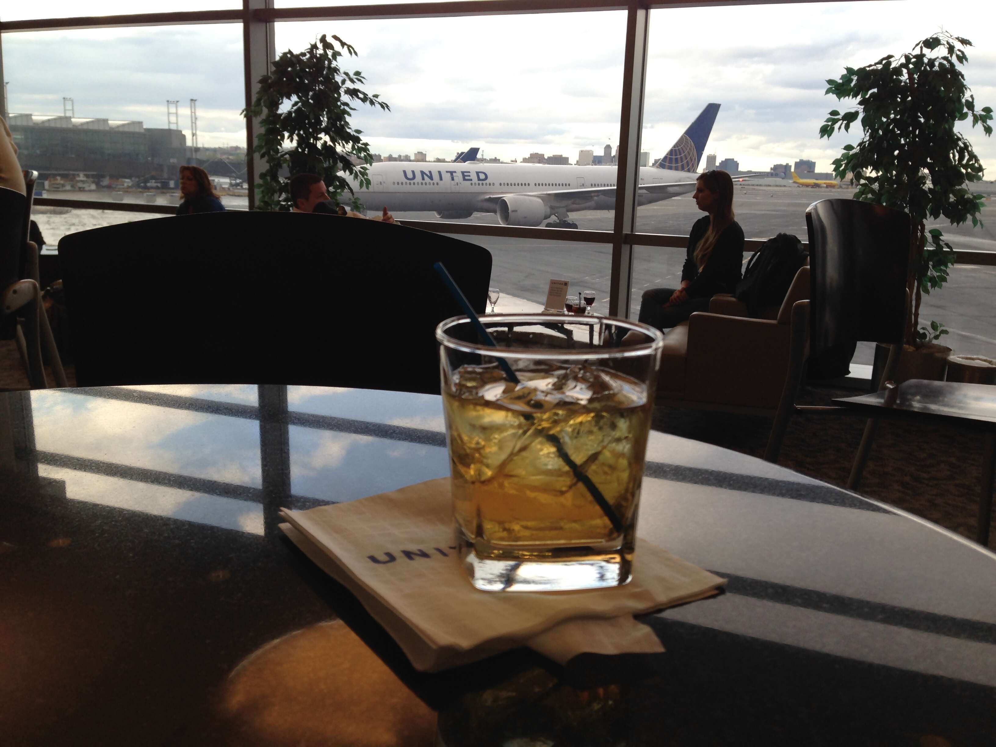 Predeparture drinks, glassware are making a comeback on United
