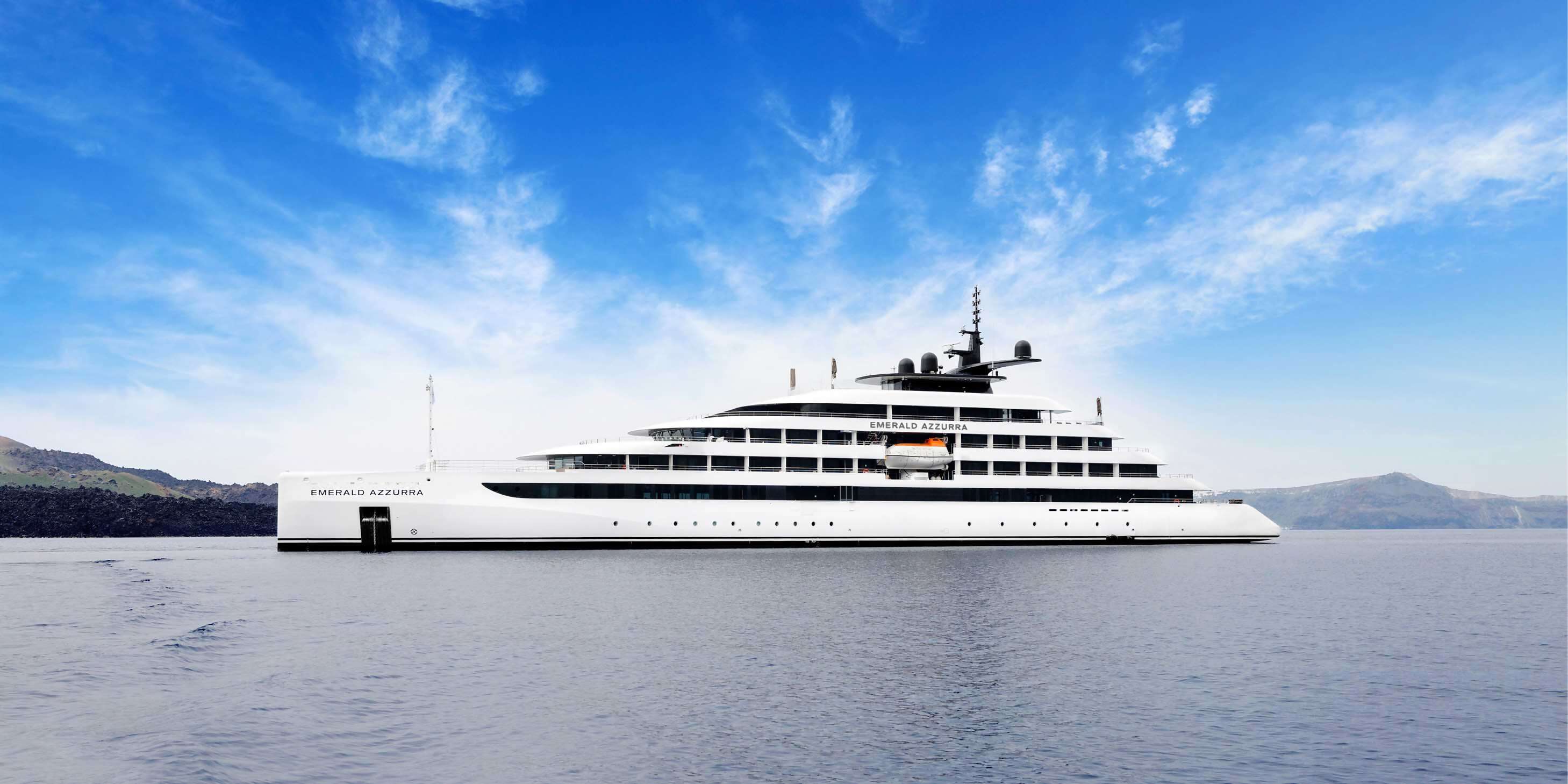 Yachts vs. Larger Ships: Why Choose a Small Yacht for Your Next Adventure?