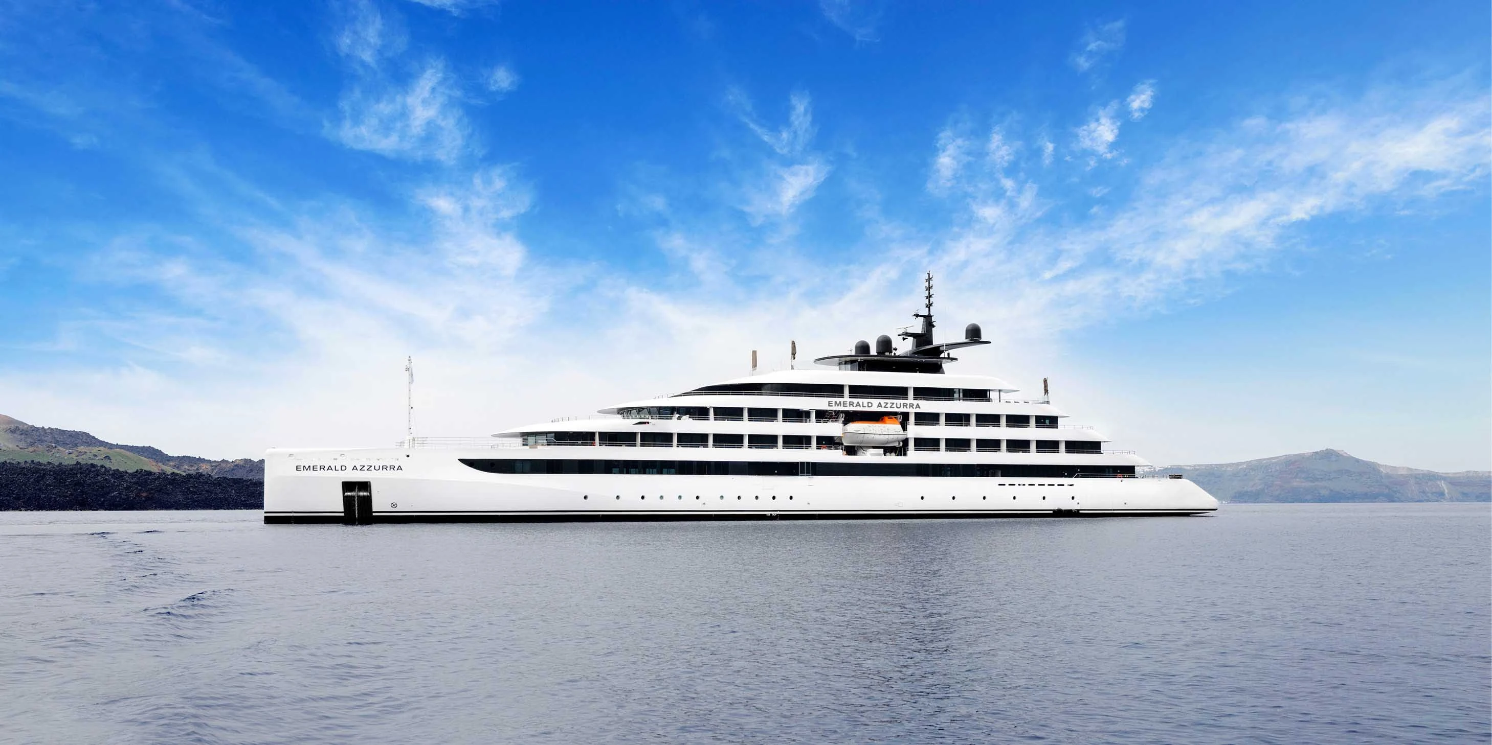 Yachts vs. Larger Ships: Why Choose a Small Yacht for Your Next Adventure?