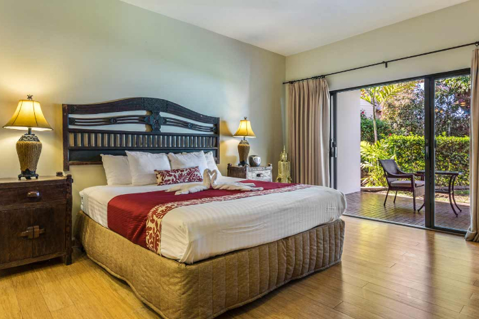 Royal Sea Cliff Kona by Outrigger BEDROOM