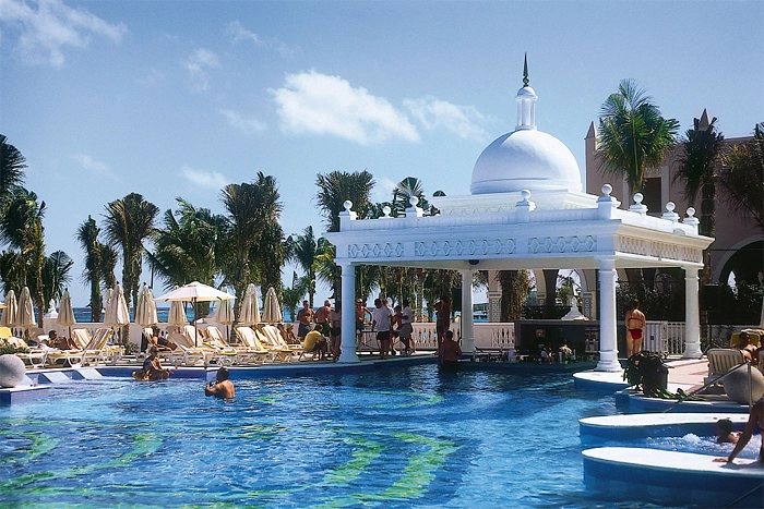 Riu Palace Las Americas pool bar