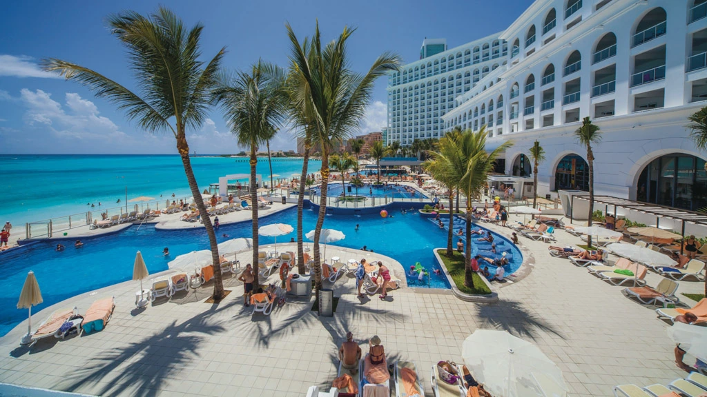 Riu Cancun pool