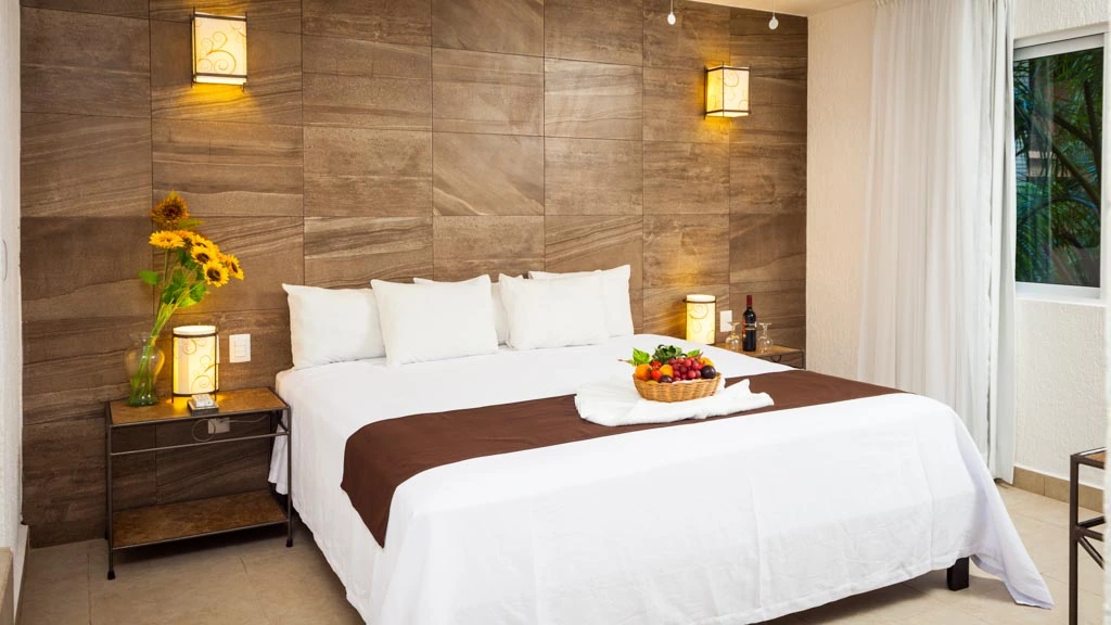 This relaxed hotel, set in a thatched-roof building with modern annexes among the shops, bars and entertainment along Quinto Avenida, is also a 3-minute walk from the beach and 10 km from Xplor Adventure Park.  The colorful, laid-back rooms feature free Wi-Fi, cable TV and balconies or terraces. Upgraded rooms in the main building offer 2 bedrooms, while rooms in the annexes add contemporary furnishings and flat-screens.  Amenities include a bar, plus a restaurant offering buffet and a la carte service. There's also a garden courtyard with a pool, a hot tub and sunloungers. Breakfast is extra.
