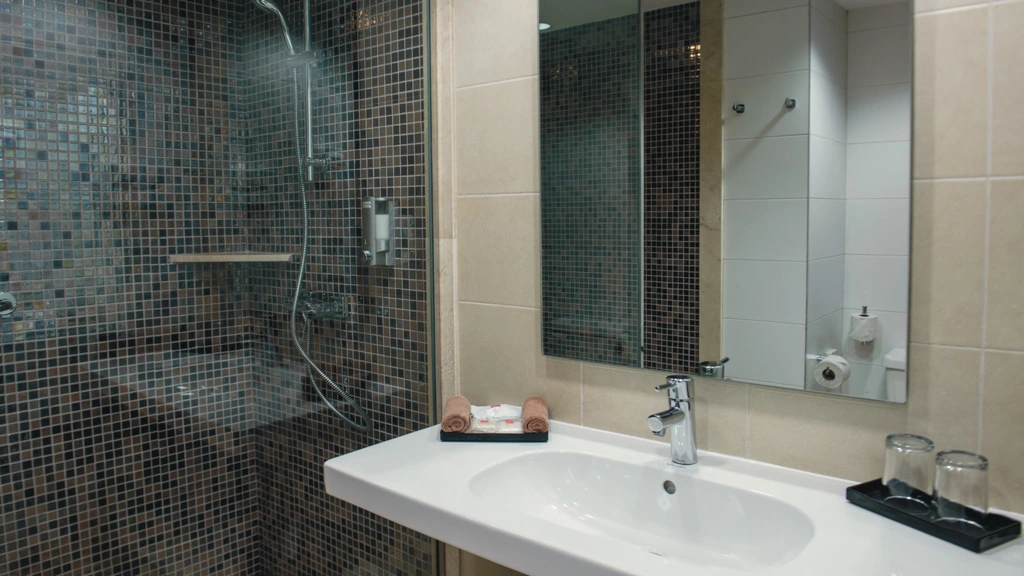 Riu Lupita, Riviera Maya bathroom