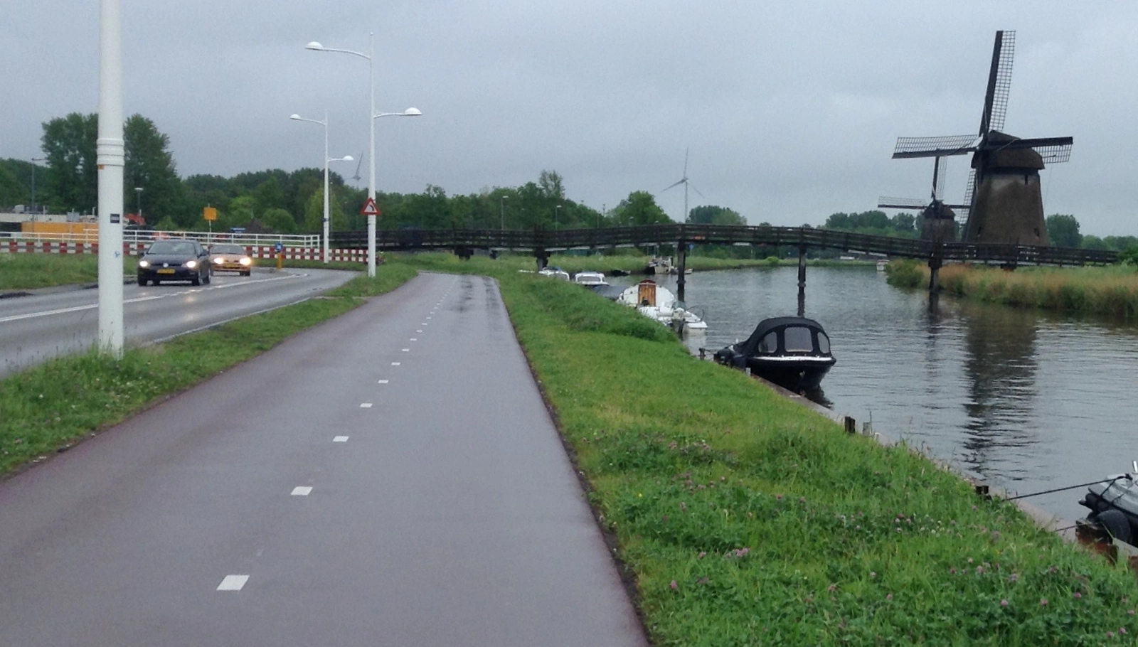 Dedicated Cycling lane between canal and the roadway