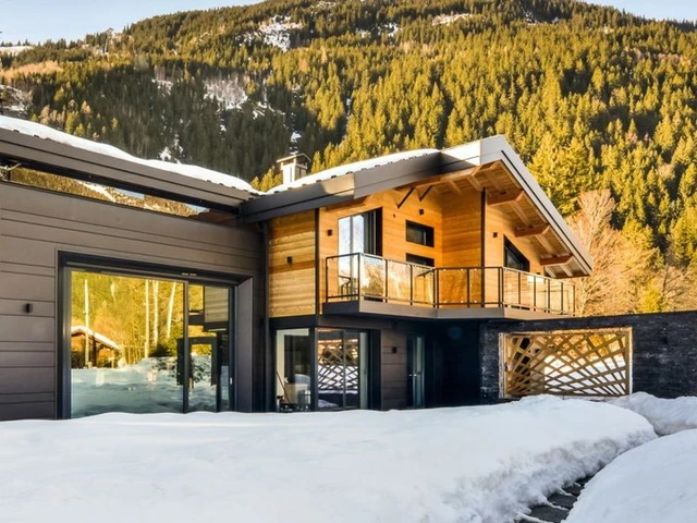 This Airbnb Luxe chalet in the French Alps is our #9 home for the holidays