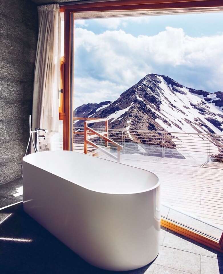 You don’t have to be a skier to appreciate this modern chalet bordering Stelvio National Park, but you might have to act like one