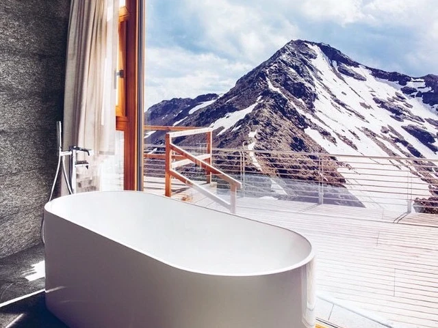 You don’t have to be a skier to appreciate this modern chalet bordering Stelvio National Park, but you might have to act like one