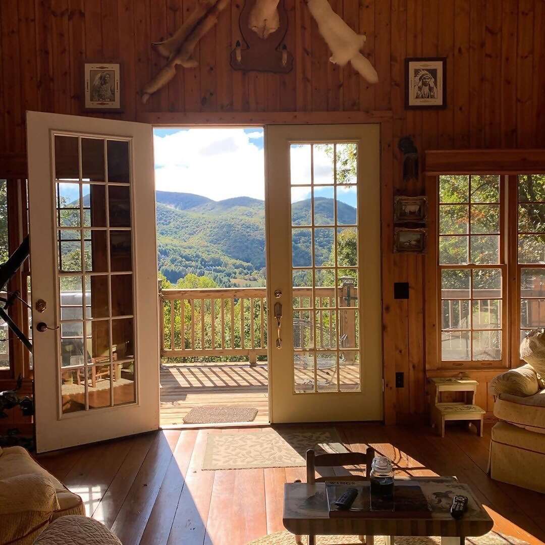 Wendy’s spacious mountain cabin near the Blue Ridge Parkway is perfect for lounging around and soaking up the sun