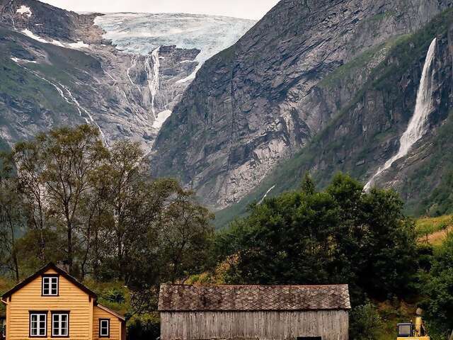 Superhost Åse Margrete’s remote cabin makes you feel like you woke up inside a painting that’s just slightly too majestic to be r