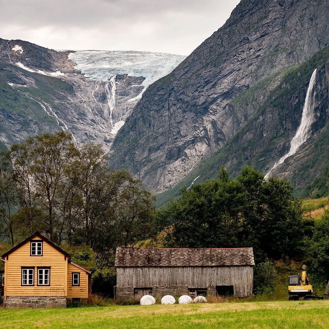 Superhost Åse Margrete’s remote cabin makes you feel like you woke up inside a painting that’s just slightly too majestic to be r