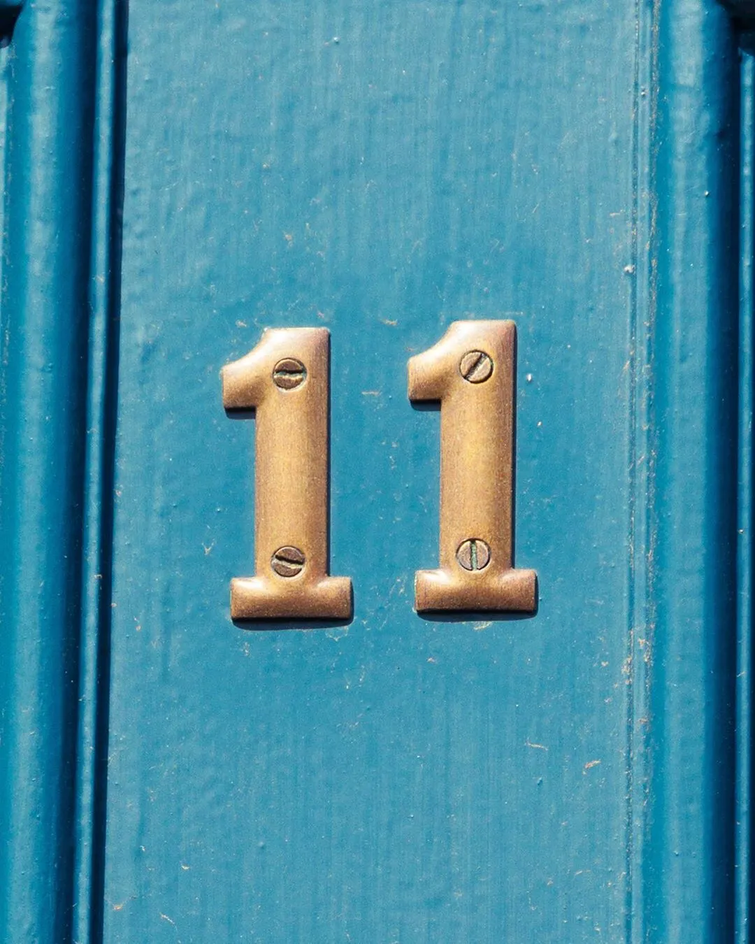 Door #11 of our most festive homes for the holidays conceals one of the most elevated places to après all day