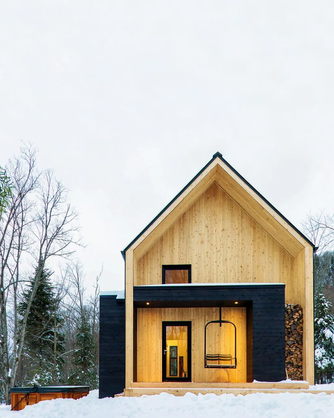 Nadia and Guillaume’s elegant modern barn, our #8 home for the holidays, has plenty of room for all the people you most want to s
