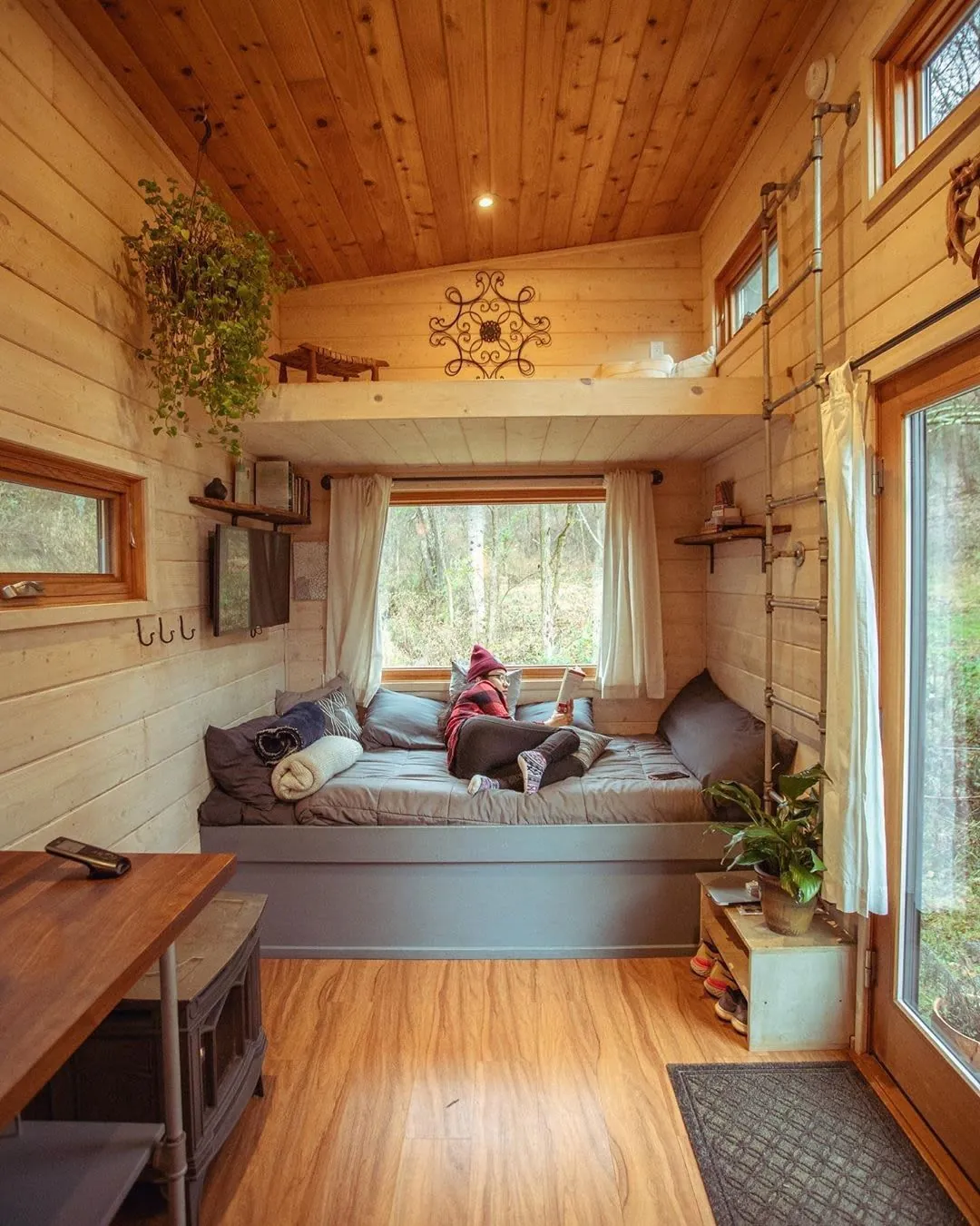 The downside of a place as cozy as Superhost Elsa’s tiny home is that it tends to make you rip through your reading material