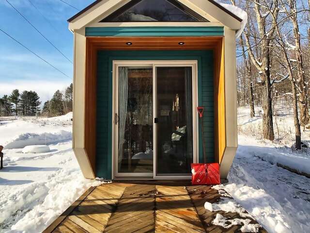 Superhost Michael’s tiny cabin packs everything you need into one bright little package