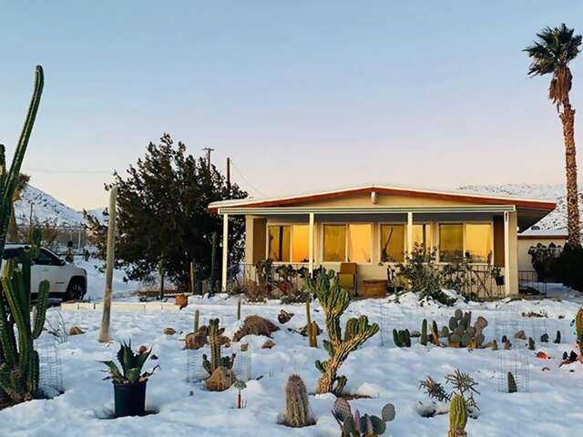 Superhost Michelle’s high-desert retreat offers an unbeatable sunrise/sunset double feature with an occasional guest appearance b