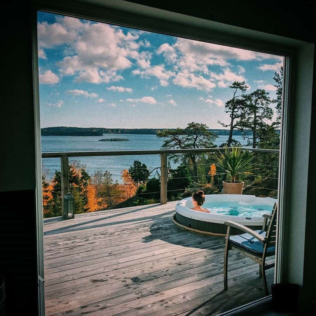 The only downside of Superhost Magnus’s house is the high risk of HTRF (hot tub raisin fingers) caused by its mesmerizing archipe