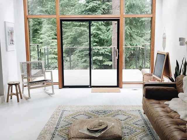 Superhosts Rachel and Rico‘s airy cabin can make you feel like you‘re “forest bathing” even when you‘re indoors